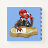 Tyrannosaurus Rex Boss sitzt an einem Schreibtisch Notizblock (Rückseite)