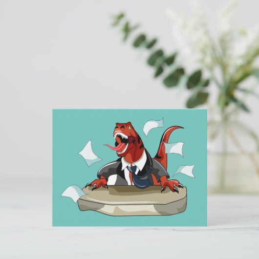 Tyrannosaurus Rex Boss sitzt an einem Schreibtisch Postkarte (Stehend Vorderseite)