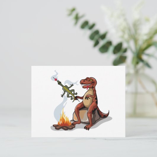 Tyrannosaurus Rex kocht Essen über einem Lagerfeue Postkarte (Stehend Vorderseite)