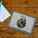 Tyrannosaurus T-rex Dinosaur Personalisiert Tri-fold Geldbeutel<br><div class="desc">Dieses Design kann in dem Bereich personalisiert werden, der durch das Ändern des Fotos und/oder Textes zur Verfügung gestellt wird. Oder Sie können es anpassen, indem Sie den Mausklick auswählen, um weitere Optionen anzupassen, um die Farbe des Hintergrunds zu löschen oder zu ändern, Text hinzuzufügen, die Textfarbe oder den Stil...</div>