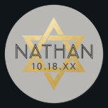 U PICK COLOR Bat Bar Mitzvah Star von David Name Runder Aufkleber<br><div class="desc">Elegante moderne Bar mitzvah Aufkleber mit individuelle Name, Datum und Goldstar von David. Diese Bar mitzvah Gefallen Tag Aufkleber sind stilvolle und klassische Umschlag Aufkleber, oder auf DIY Bar und Fledermaus mitzvah Party Dekor Projekte. ・ ・ ・ Klicken Sie auf ANPASSEN, um Hintergrund und Textfarbe, Schriftart oder Position zu ändern....</div>