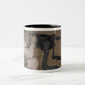 U.S. Marine-Test mit einer schweren Maschinenpisto Zweifarbige Tasse (Mittel)