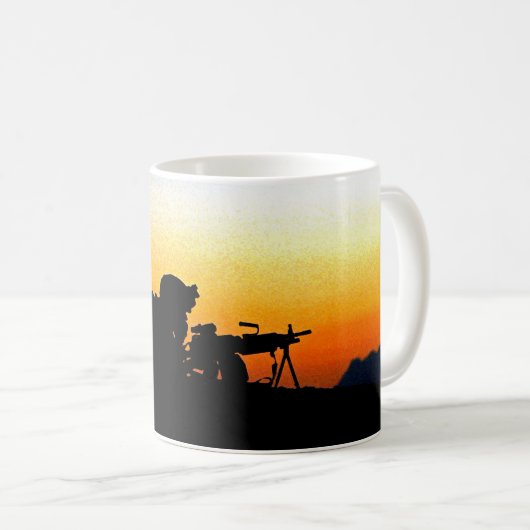 U.S. Marinesoldat stellt Kaffeetasse (VorderseiteRechts)
