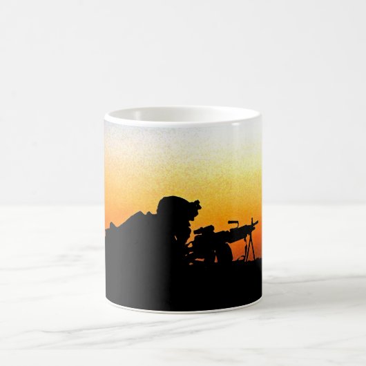 U.S. Marinesoldat stellt Kaffeetasse (Mittel)