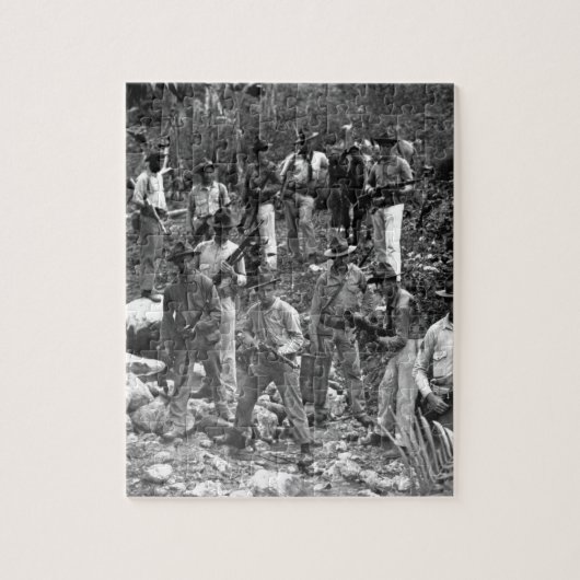 U.S. Marinesoldaten und Führer auf der Suche nach Puzzle (Vertikal)