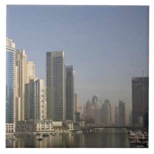 UAE, Dubai. Marina Türme mit Booten vor Anker. Fliese