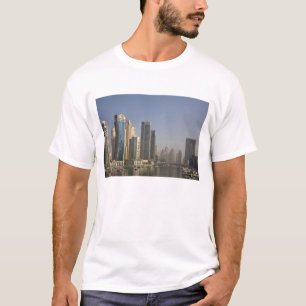 UAE, Dubai. Marina Türme mit Booten vor Anker. T-Shirt