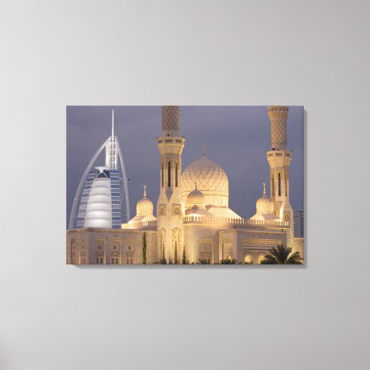 UAE, Dubai. Moschee im Abend mit Burj al Arab Leinwanddruck (Vorderseite)