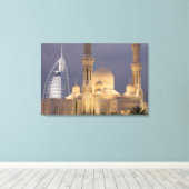 UAE, Dubai. Moschee im Abend mit Burj al Arab Leinwanddruck (Insitu (Holzboden))