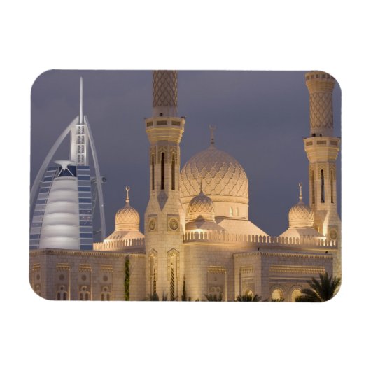 UAE, Dubai. Moschee im Abend mit Burj al Arab Magnet (Horizontal)