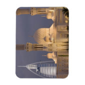 UAE, Dubai. Moschee im Abend mit Burj al Arab Magnet (Vertikal)