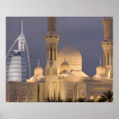 UAE, Dubai. Moschee im Abend mit Burj al Arab Poster (Vorne)