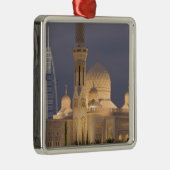 UAE, Dubai. Moschee im Abend mit Burj al Arab Silbernes Ornament (Rechts)