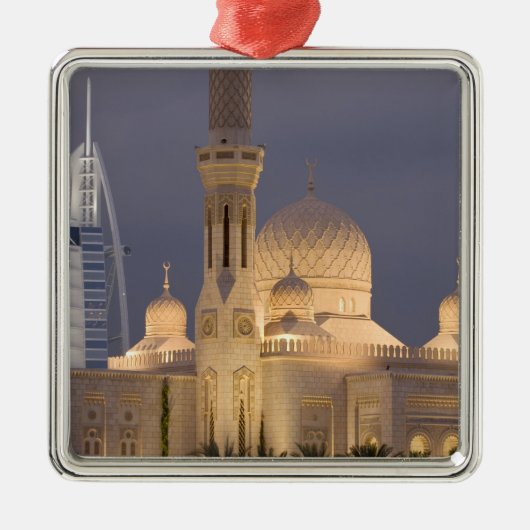 UAE, Dubai. Moschee im Abend mit Burj al Arab Silbernes Ornament (Vorne)