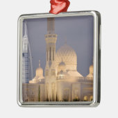UAE, Dubai. Moschee im Abend mit Burj al Arab Silbernes Ornament (Links)