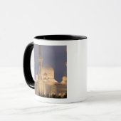 UAE, Dubai. Moschee im Abend mit Burj al Arab Tasse (Vorderseite Links)