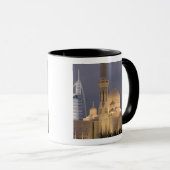 UAE, Dubai. Moschee im Abend mit Burj al Arab Tasse (VorderseiteRechts)