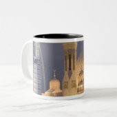UAE, Dubai. Moschee im Abend mit Burj al Arab Zweifarbige Tasse (Vorderseite Links)