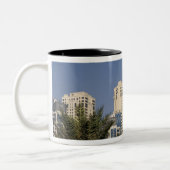 UAE, Dubai. Türme der Residenz Jumeirah Beach Zweifarbige Tasse (Links)
