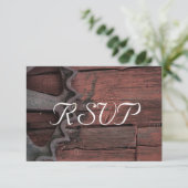 UAWG - Roter Stallholz Rustikale Radhochzeit RSVP Karte (Stehend Vorderseite)