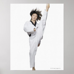 Übendes Treten der jungen Frau Poster