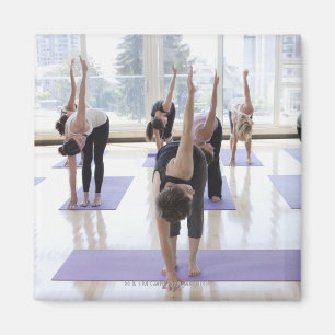 übendes Yoga der Klasse mit Lehrer in a Magnet