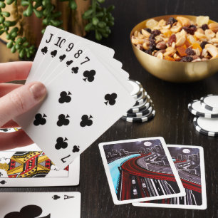 Über dem blauen Gemälde von Alfred Fox schwebend Spielkarten