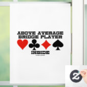 Über dem durchschnittlichen Bridge-Player in vier  Fensteraufkleber (Zuhause)