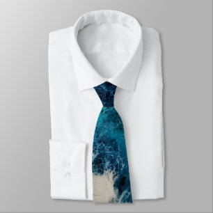 Über dem Egde: Krawatte