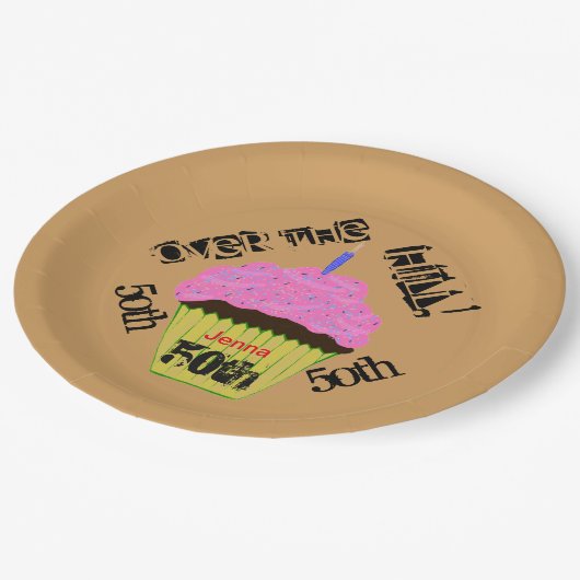 Über dem Hügel Personalisierte rosa Cupcake-Teller Pappteller (Schrägansicht)