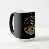 Über dem Hügel zum Geburtstag Golfer Verwandlungstasse (Vorderseite Links)