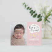 Über dem Mond Baby Ankündigung Postkarte (Stehend Vorderseite)