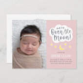 Über dem Mond Baby Ankündigung Postkarte (Vorne/Hinten)