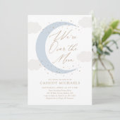 Über dem Mond Blue Boy Baby Dusche Einladung (Stehend Vorderseite)