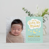 Über dem Mond Foil Baby Geburt Ankündigung (Stehend vorne)