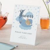 Über dem Mond schlafende Bärenfavoriten nehmen ein Sockelschild (In Situ)