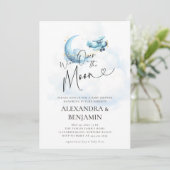 Über dem Mond Wolken Airplane Coed Baby Boy Dusche Einladung (Stehend Vorderseite)