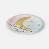 Über dem Mond zeigen die Teller der Babydusche (Schrägansicht)