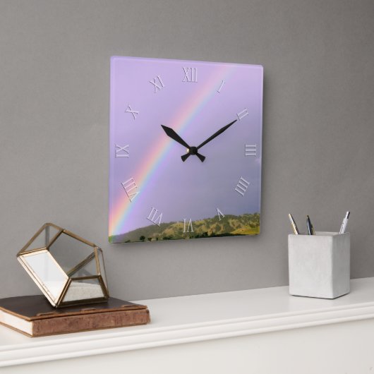 Über dem Regenbogen der Hügel Quadratische Wanduhr (Büro)