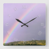 Über dem Regenbogen der Hügel Quadratische Wanduhr (Vorderseite)
