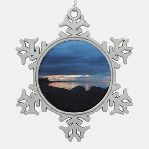Über den Felsen hinaus Schneeflocken Zinn-Ornament