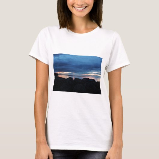 Über den Felsen hinaus T-Shirt (Vorderseite)