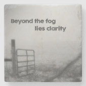 Über den Nebel hinaus ist Klarheit Steinuntersetzer (Vorderseite)