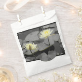 Über den Rahmen hinaus blühen Geschenktütchen (Ausgeschnitten)