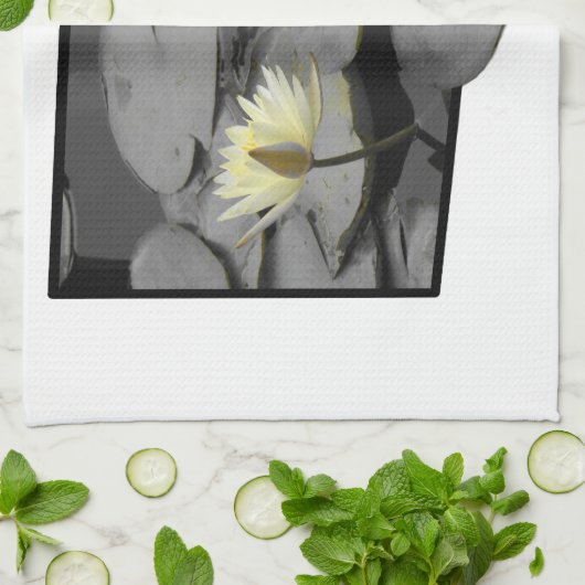 Über den Rahmen hinaus blühen Geschirrtuch (Gefaltet)