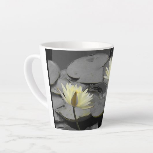 Über den Rahmen hinaus blühen Milchtasse (Linke Ecke)