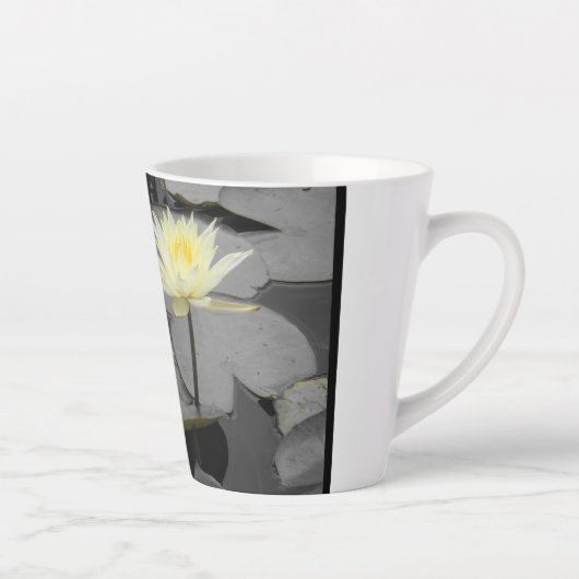 Über den Rahmen hinaus blühen Milchtasse (Rechts)