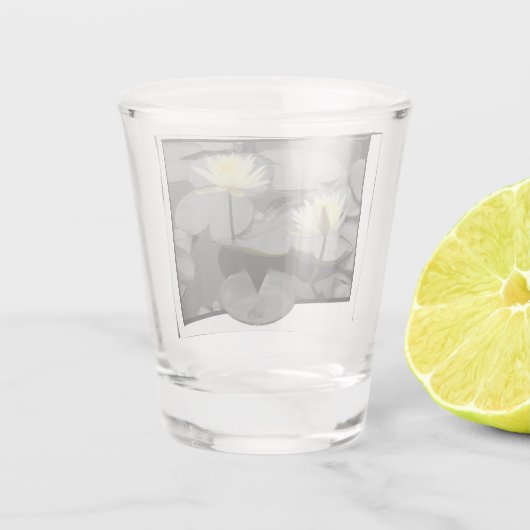 Über den Rahmen hinaus blühen Schnapsglas (Rückseite)