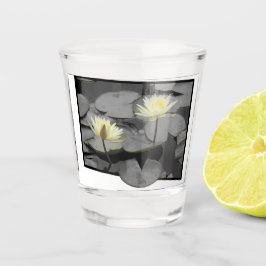 Über den Rahmen hinaus blühen Schnapsglas