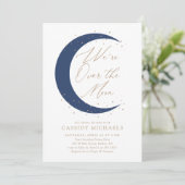 Über der Blauen Babydusche der Mond Navy Einladung (Stehend Vorderseite)